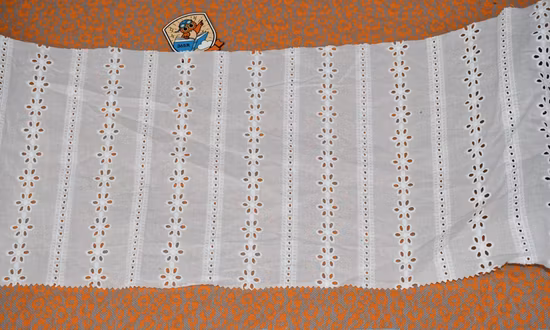 공장 가격 도매 가격과 100% 면 자수 작은 구멍 레이스 꽃 직물